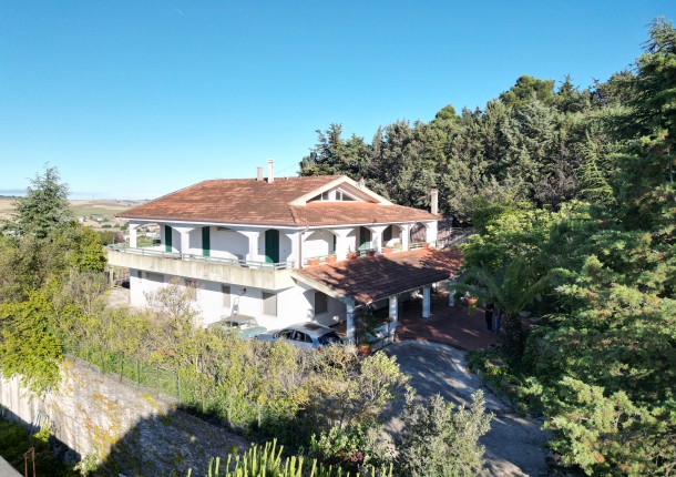 CONTRADA SERRA RIFUSA - VILLA CON TERRENO